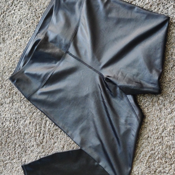 Luxe Liquid Shine High rise leggings - Picture 2 of 4